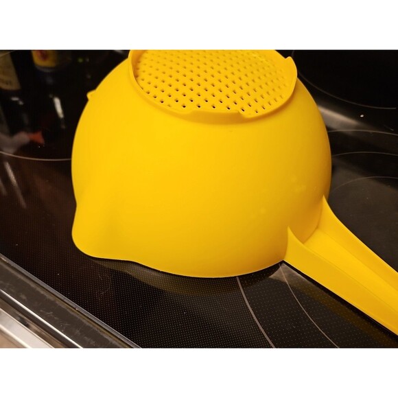 Vintage Tupperware 1523-8 Yellow 2 Qt Strainer Colander Handle 2 Spouts - Picture 11 of 15